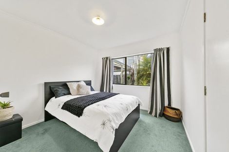 Photo of property in 22 Deverell Place, Northcross, Auckland, 0632