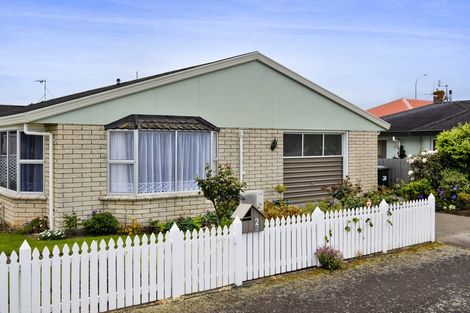 Photo of property in 2 Manse Street, Hawera, 4610