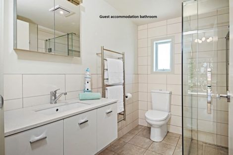 Photo of property in 3 Karaka Road, Kawakawa Bay, Papakura, 2585