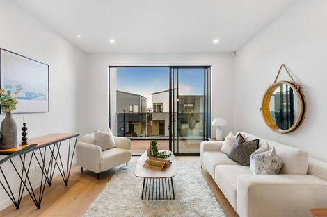 Photo of property in 37 Puihi Crescent, Massey, 0614