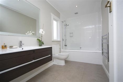 Photo of property in 4 Cleve Road, Green Bay, Auckland, 0604