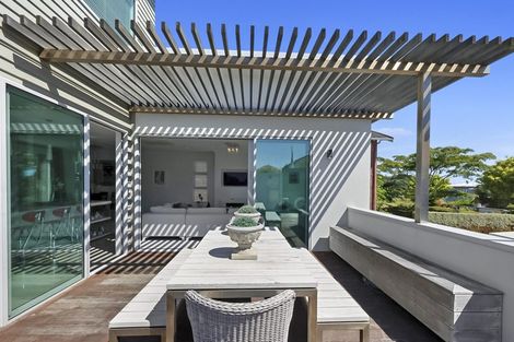 Photo of property in 10 Pendarves Street, New Plymouth, 4310