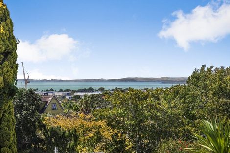 Photo of property in 10a Currey Crescent, Milford, Auckland, 0620