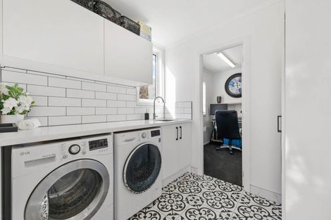 Photo of property in 84 Shaw Road, Oratia, Auckland, 0604