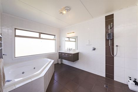 Photo of property in 711 Makerua Road, Tokomaru, Palmerston North, 4474