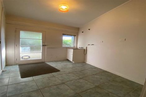 Photo of property in 2/96 Sunset Road, Unsworth Heights, Auckland, 0632