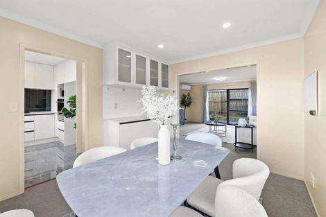 Photo of property in 2/20 Beach Road, Mellons Bay, Auckland, 2014