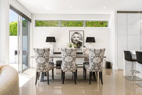 Photo of property in 8 Avery Place, Redcliffs, Christchurch, 8081