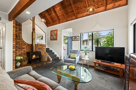 Photo of property in 3 Lantana Road, Green Bay, Auckland, 0604