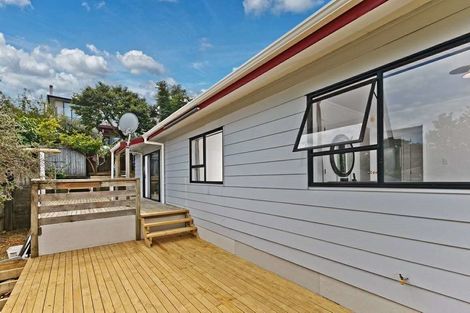 Photo of property in 1/1 Cheval Drive, Totara Vale, Auckland, 0629