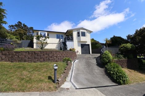 Photo of property in 3 Fernhaven Grove, Newlands, Wellington, 6037