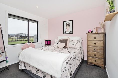 Photo of property in 12 Pegasus Place, Seaward Bush, Invercargill, 9812
