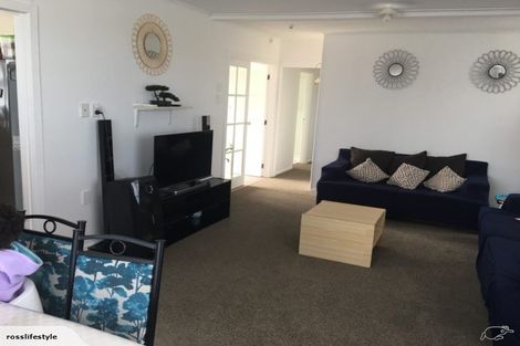 Photo of property in 3 Statesman Street, Henderson, Auckland, 0612