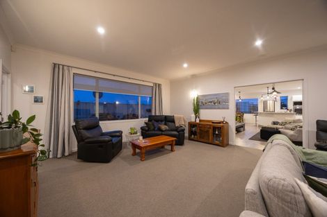 Photo of property in 100 Ruapehu Drive, Fitzherbert, Palmerston North, 4410