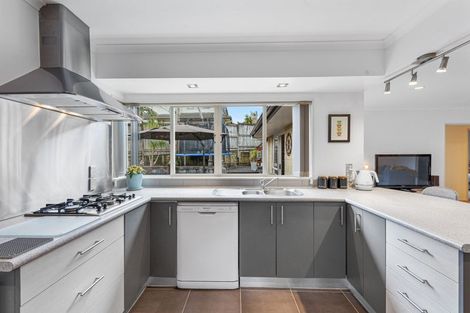 Photo of property in 16 Fernloche Place, Flat Bush, Auckland, 2016