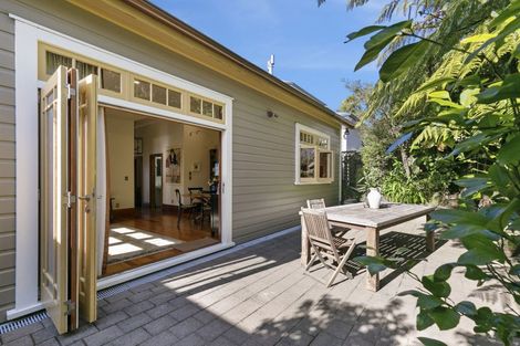 Photo of property in 18 Mitchell Street, Brooklyn, Wellington, 6021