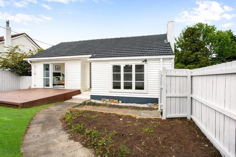 Photo of property in 24 Northall Road, New Lynn, Auckland, 0600
