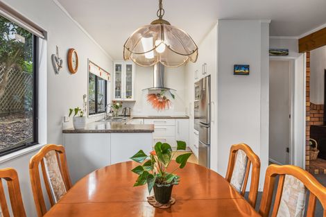 Photo of property in 3 Lantana Road, Green Bay, Auckland, 0604