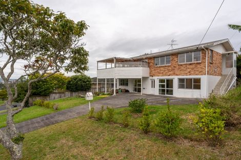 Photo of property in 1 Wakeling Avenue, Te Atatu South, Auckland, 0610