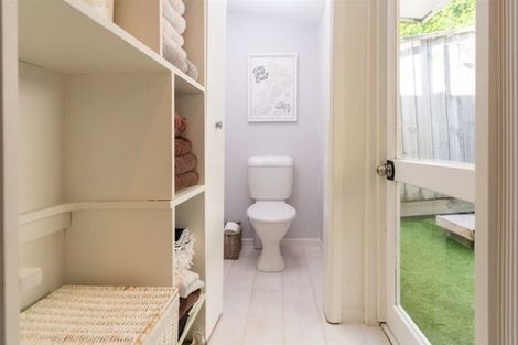 Photo of property in 278 Queens Drive, Lyall Bay, Wellington, 6022