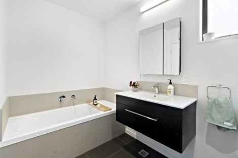 Photo of property in 15/6 Oswald Crescent, Paparangi, Wellington, 6037