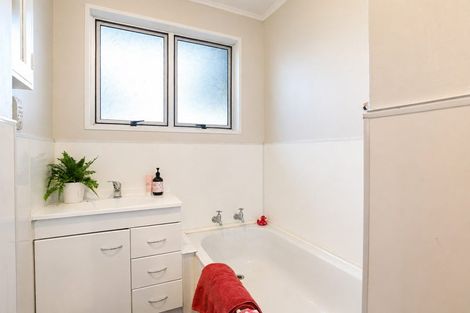 Photo of property in 76 Oakfield Crescent, Pukete, Hamilton, 3200