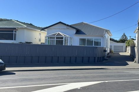Photo of property in 118 Lyall Parade, Lyall Bay, Wellington, 6022