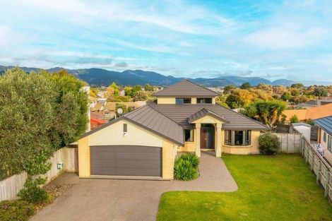 Photo of property in 6 Shearwater Rise, Paraparaumu Beach, Paraparaumu, 5032