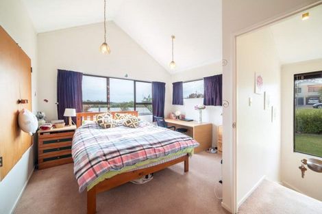 Photo of property in 386 Glenfield Road, Glenfield, Auckland, 0629