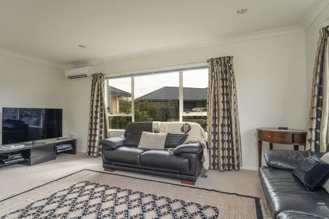 Photo of property in 17 Crown Hill, Paraparaumu, 5032