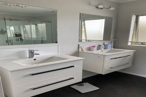 Photo of property in 28 Saunders Close, Whitby, Porirua, 5024