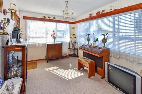 Photo of property in 51 Churchill Avenue, Manurewa, Auckland, 2102