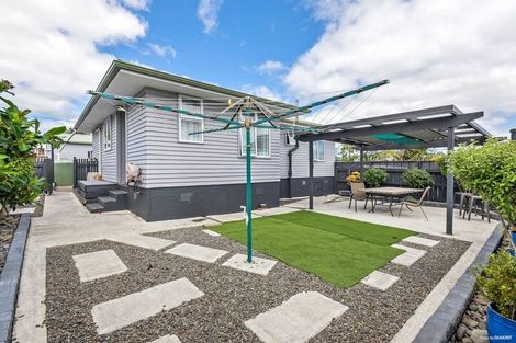 Photo of property in 2 Royal View Road, Te Atatu South, Auckland, 0610