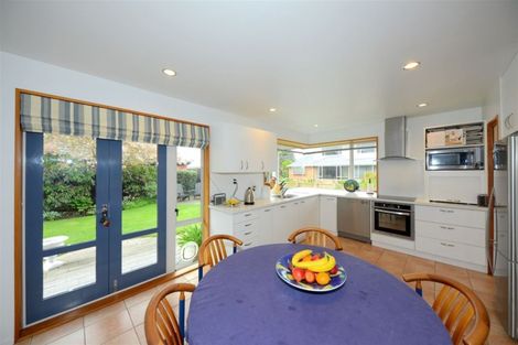 Photo of property in 16 Huntingdon Place, Avonhead, Christchurch, 8042