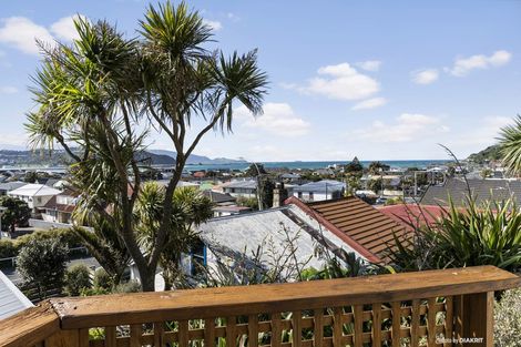Photo of property in 124 Queens Drive, Lyall Bay, Wellington, 6022