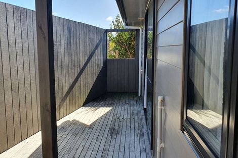 Photo of property in 27 Pahi Place, West Harbour, Auckland, 0618