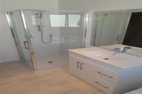 Photo of property in 121 Chivalry Road, Glenfield, Auckland, 0629