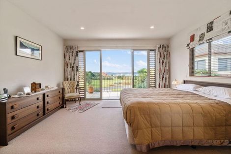 Photo of property in 5 Onemana Way, Te Atatu Peninsula, Auckland, 0610