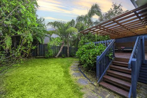 Photo of property in 2/8 Tallington Crescent, Torbay, Auckland, 0630