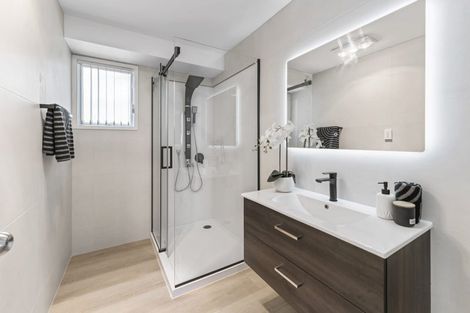 Photo of property in 8 Halloran Place, Massey, Auckland, 0614