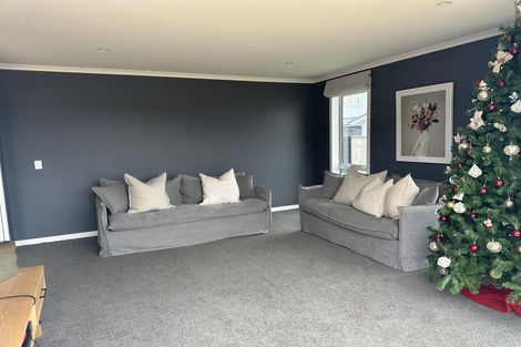 Photo of property in 8 Roundhouse Close, Whitby, Porirua, 5024