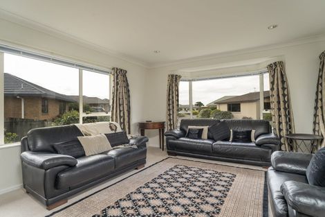 Photo of property in 17 Crown Hill, Paraparaumu, 5032