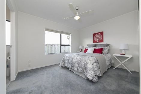Photo of property in 4 Wyatt Place, Glendene, Auckland, 0602