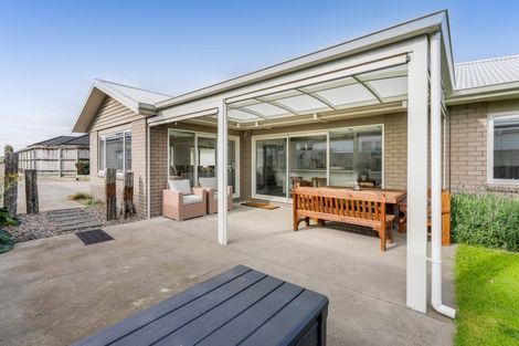 Photo of property in 2 Rayner Way, Glen Avon, New Plymouth, 4312