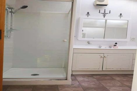 Photo of property in 10 Clendon Place, Manurewa, Auckland, 2102