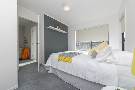 Photo of property in 4 Wyatt Place, Glendene, Auckland, 0602