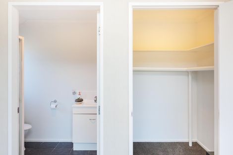 Photo of property in 20 Johnstone Drive, Fitzherbert, Palmerston North, 4410