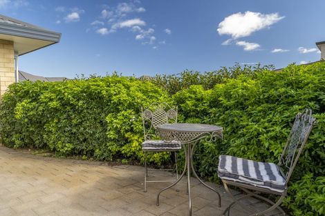 Photo of property in 17 Crown Hill, Paraparaumu, 5032