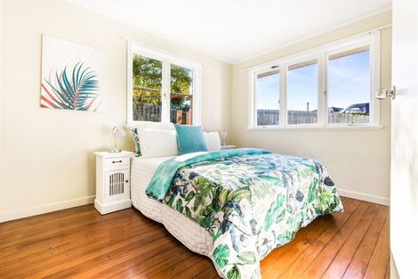 Photo of property in 122 Matipo Road, Te Atatu Peninsula, Auckland, 0610