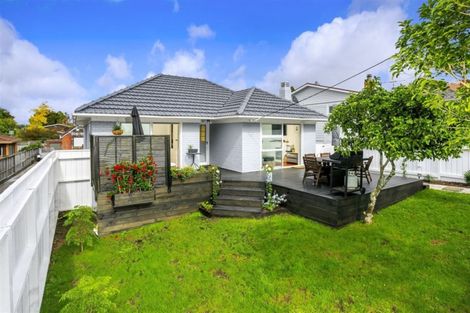Photo of property in 1/58 Hillcrest Avenue, Hillcrest, Auckland, 0627